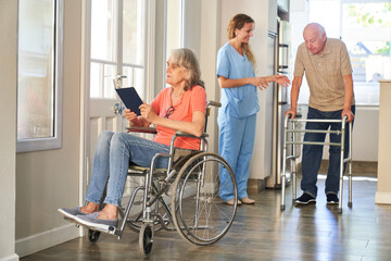 Obraz premium Krankenschwester und Senioren mit Behinderung in der Reha