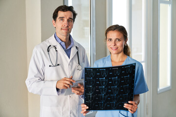 Ärzteteam der Radiologie mit einer MRT Aufnahme