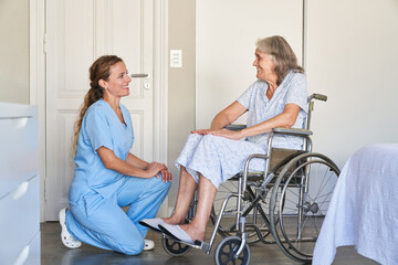 Krankenpflegerin im Gespräch mit einer Senior Patientin