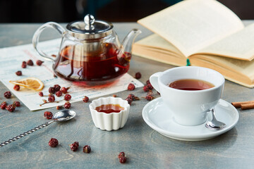 Obraz na płótnie Canvas Hot tea in glass teapot and cup, on table
