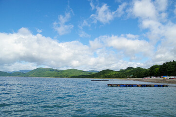 観光用ボートが待機する田沢湖の湖畔