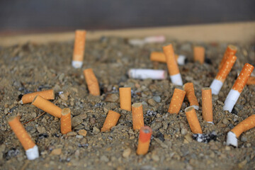 cenicero de arena comunitario con colillas usadas 4M0A6154-as21