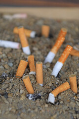 cenicero de arena comunitario con colillas usadas 4M0A6158-as21