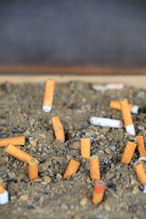 cenicero de arena comunitario con colillas usadas 4M0A6161-as21