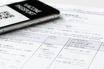 Obraz premium PCR検査陰性証明書を持って Go To !