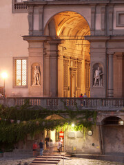 Italia, Toscana, Firenze, esterno della Galleria degli Uffizi e fiume Arno di notte.