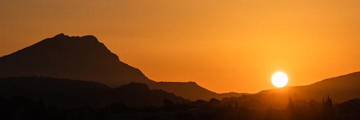Obraz premium the Sainte Victoire mountain in the light of an autumn morning