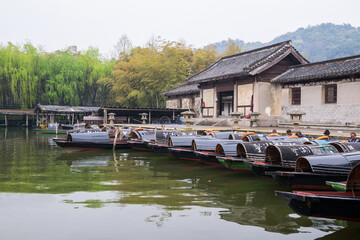 Fototapeta na wymiar A row of awning boat in Jianhu Lake, Shaoxing Keyan Scenic Area 