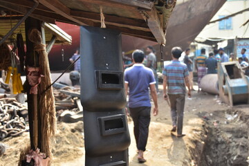 バングラデシュのダッカ。
船の修理場。
溶接の道具を販売する店。