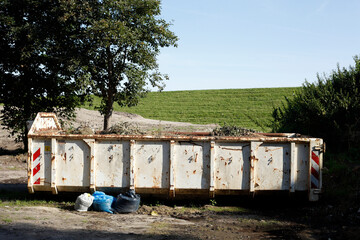 Fototapeta na wymiar Grauer Müllcontainer für Gartenabfälle, Deutschland, Europa