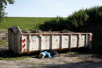 Fototapeta na wymiar Grauer Müllcontainer für Gartenabfälle, Deutschland, Europa