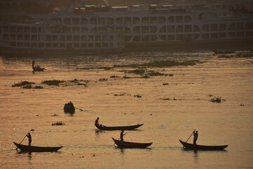 バングラデシュの首都。
早朝のダッカ。
川を行き交う渡し船。