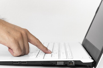 ノートパソコンを使う男の手（日本人、30代)