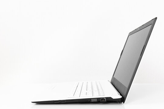 白背景で撮影したノートパソコン