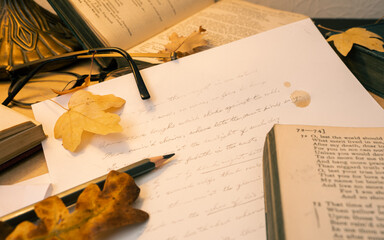 Dark academia aesthetic desk with Shakespeare sonnets surrounded by fallen autumn leaves  - obrazy, fototapety, plakaty
