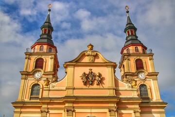 Fototapeta na wymiar Barock Gebäude mit zwei Glockentürmen und zwei Uhren
