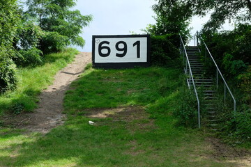 FU 2021-08-01 Rheinpark 214 Auf dem Hügel ist ein Markierungsstein mit Zahlen