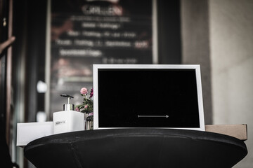 a blank blackboard on the table at the entrance to the restaurant