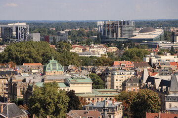 Fototapeta na wymiar Straßburg; Blick über die Dächer der Neustadt zum Europaparlament