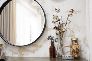 壁に飾られた鏡とドライフラワー