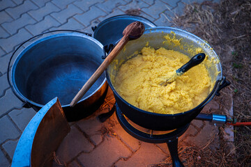 a large vessel in which a polenta is prepared