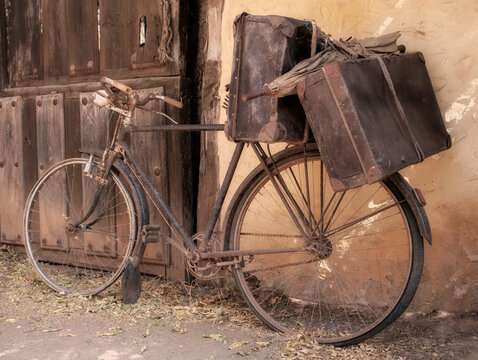 old and broken bicycle, abandoned on a facade