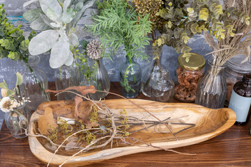 ドライフラワーとキャンドルが飾られた棚