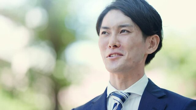 笑顔のビジネスマンの立ち姿