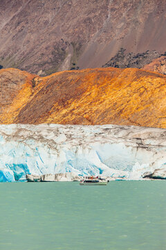 Tourist boat floats to the glacier