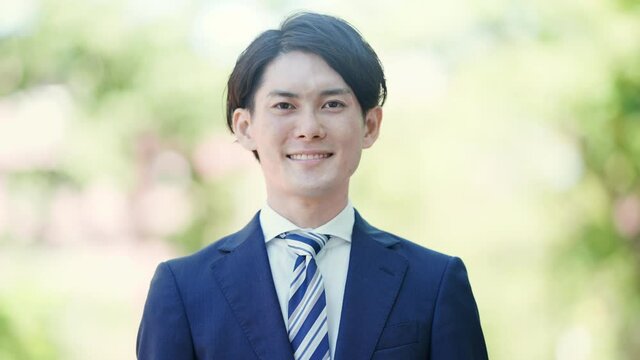 笑顔のビジネスマンの立ち姿