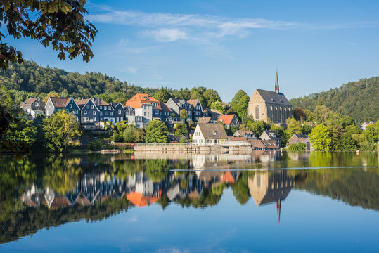 Blick &uuml;ber den Stausee auf den historischen Ortskern Beyenburgs sowie die Klosterkirche St. Maria Magdalena; Bergisches Land; Deutschland