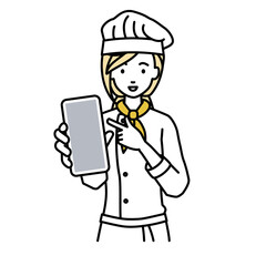 立ってスマートフォンを指差してこちらに向けて見せている調理師の女性