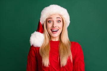 Photo portrait blonde woman in santa hat smiling amazed isolated green color background