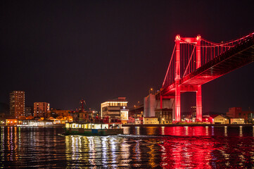 Fototapeta na wymiar 夜空と赤い吊り橋と洞海湾