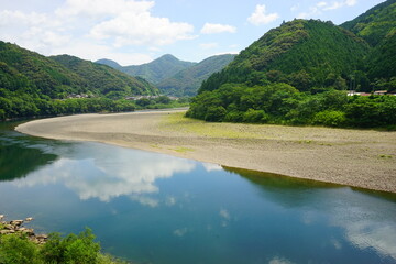 Fototapeta na wymiar Shimanto River Valley, Curved River and Rural Landscape in Kochi, Shikoku, Japan - 日本 四国 高知 四万十川