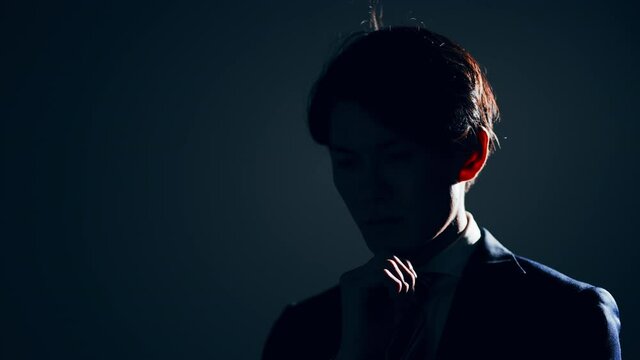 シルエット姿のビジネスマン
