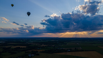 Heißluftballons fahren in den Sonnenuntergang