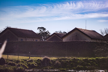 Cuartel militar detras de una colina con cielo azul 