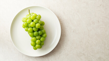 Shine Muscat, green grapes on a plate  © mnimage