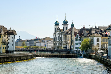Obraz premium Luzern, Jesuitenkirche, Reuss, Reussbrücke, Kapellbrücke, Altstadt, Nadelwehr, Spreuerbrücke, Holzbrücke, Fluss, Altstadthäuser, Frühling, Sommer, Rigi, Alpen, Vierwaldstättersee, Schweiz