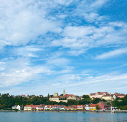 Fototapeta na wymiar Blick vom See auf Meersburg