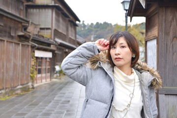 小江戸佐原の街並みでポーズをとる若い女性	