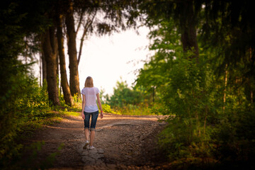 Obraz premium Young woman walking in forest