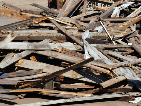 Zur Verwertung und Entsorgung abgelagertes Altholz