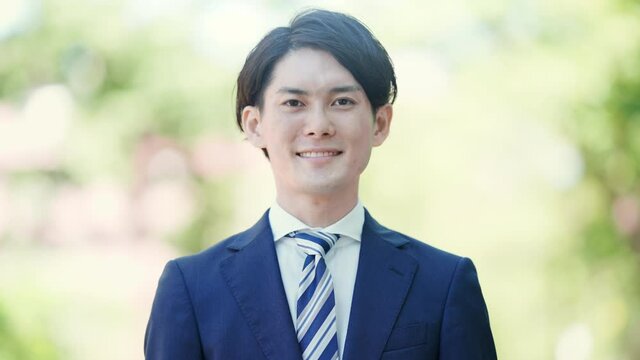 笑顔のビジネスマンの立ち姿