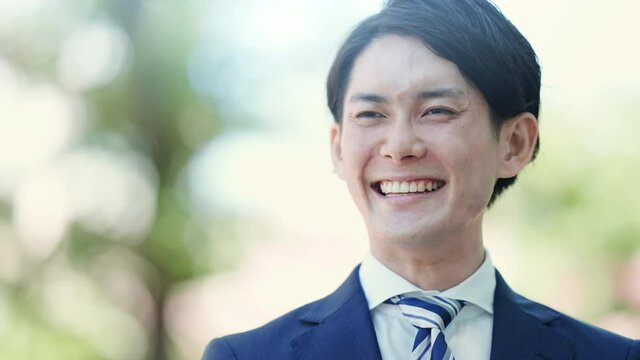 笑顔のビジネスマンの立ち姿