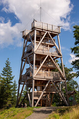Drewniana wieża widokowa na Czerniawskiej Kopie (Góry Izerskie) - obrazy, fototapety, plakaty