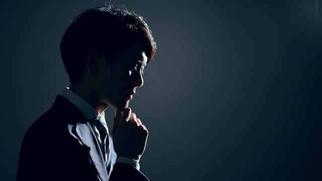 シルエット姿のビジネスマン