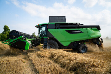 Obraz premium Agrarfoto - Getreideernte. Moderner Mähdrescher auf dem Feld im Ernteeinsatz. 