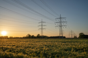 Netzausbau - neu montierte Strommasten für den Energietransport.